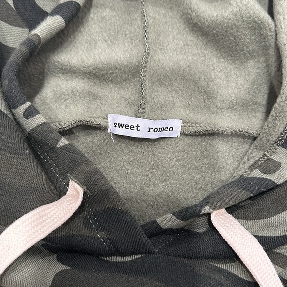 SWEET ROMEO women’s Step Hem Pull Over Hoodie - Picture 4 of 5